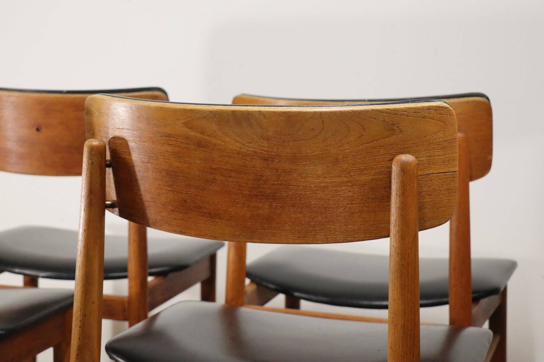 Set of 4 Scandinavian chairs in teak and black faux leather – 1960s