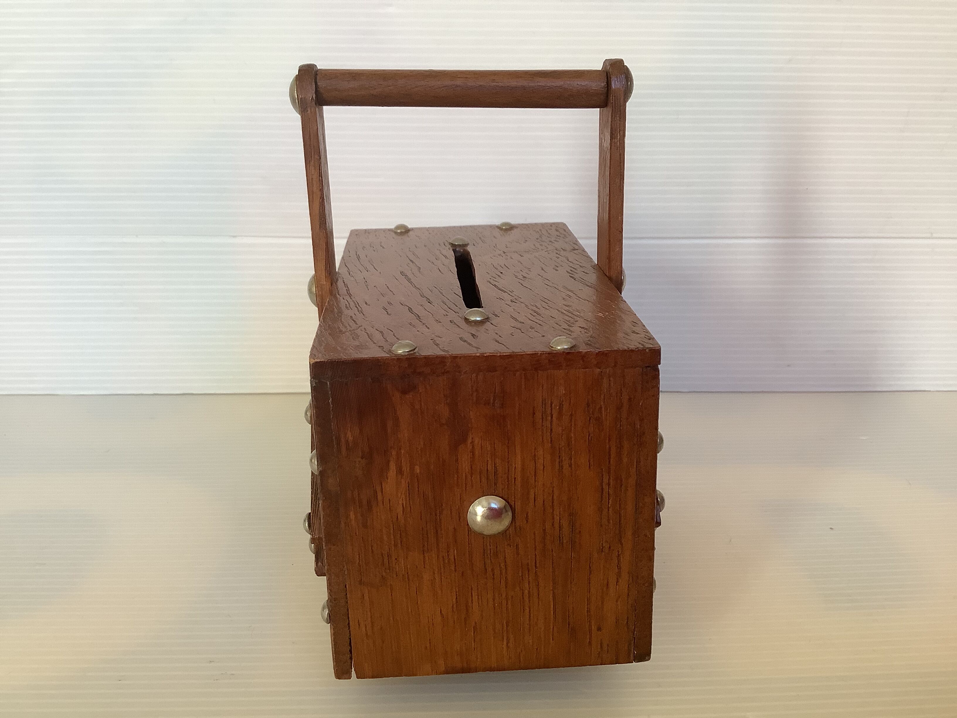 Ancienne tirelire travailleuse bois couture couturière