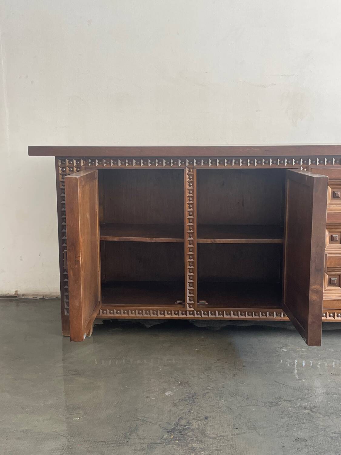 Buffet espagnol en bois massif, Espagne, années 1960