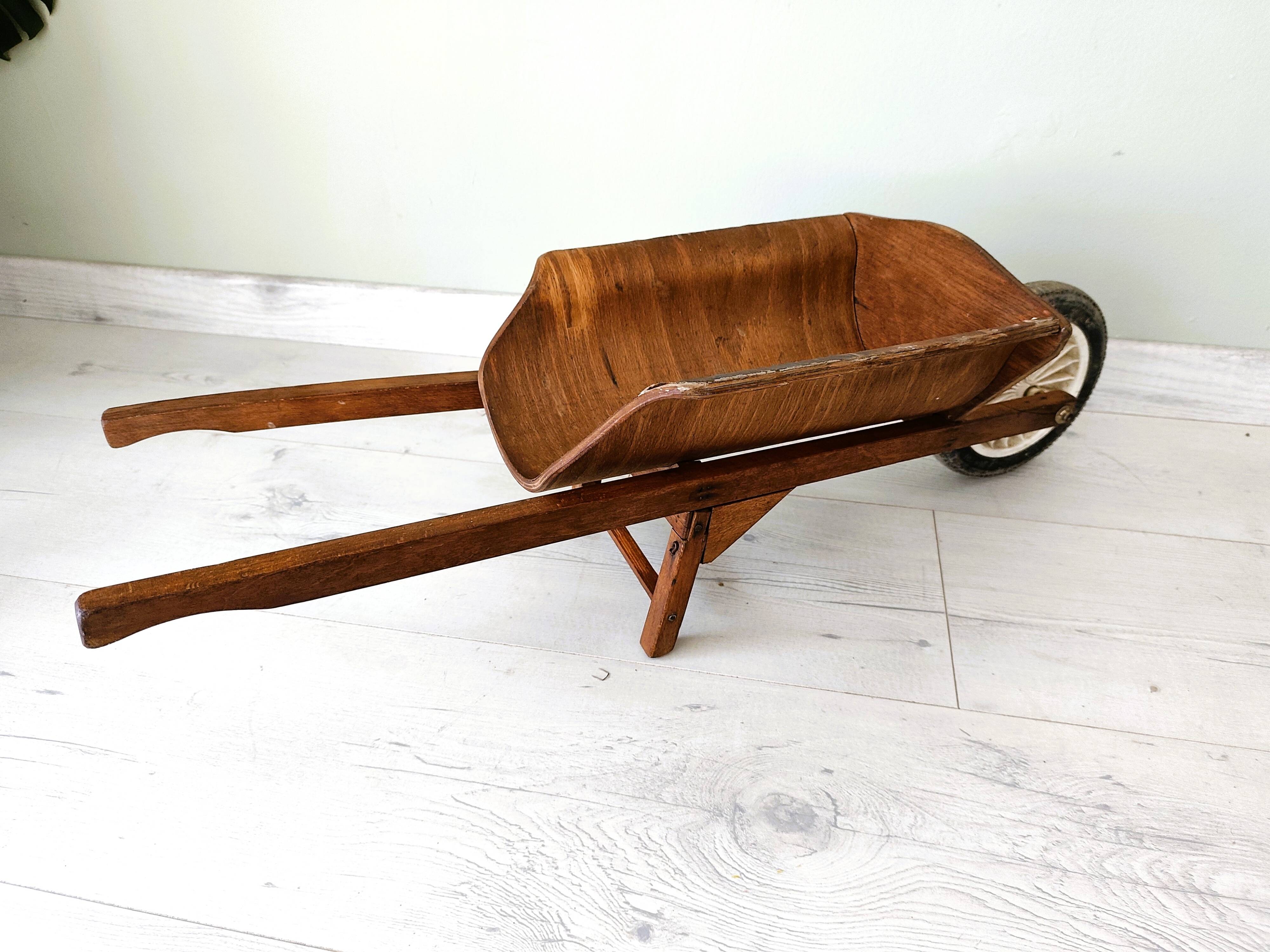 Ancienne brouette d'enfant jouet en bois