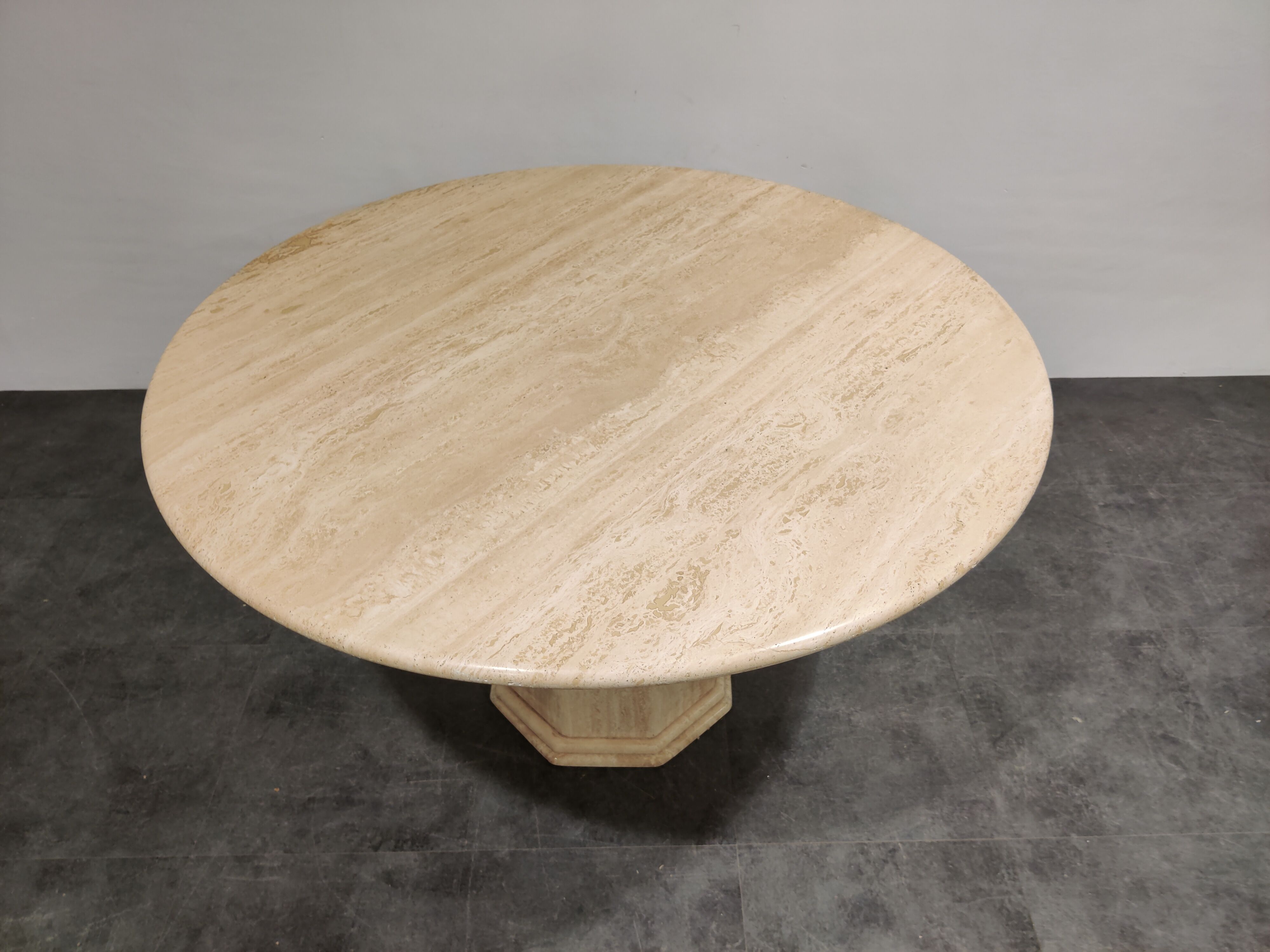 Round italian travertine dining table, 1970s