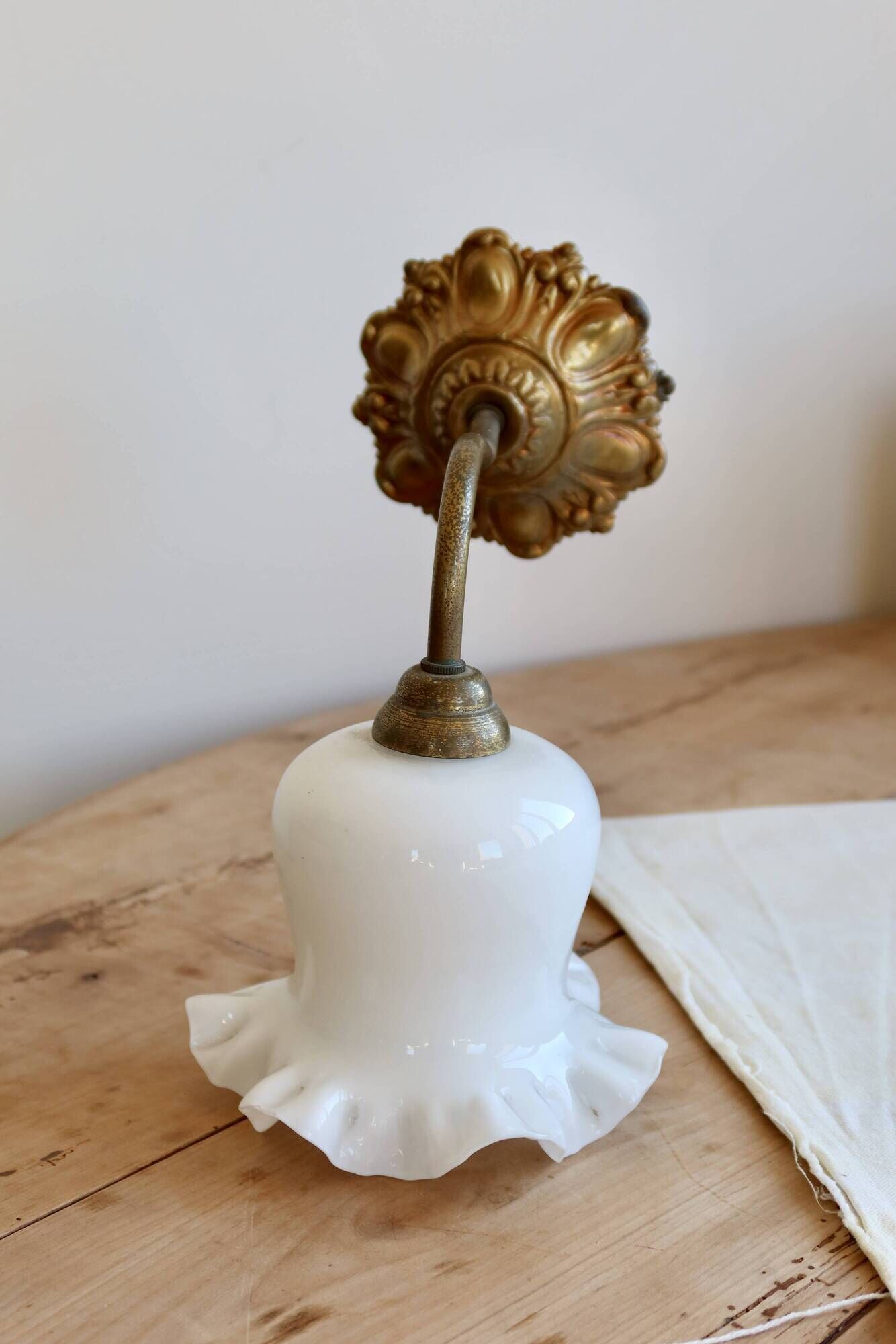 Applique murale vintage tulipe opaline blanche et laiton ciselé
