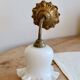 Applique murale vintage tulipe opaline blanche et laiton ciselé