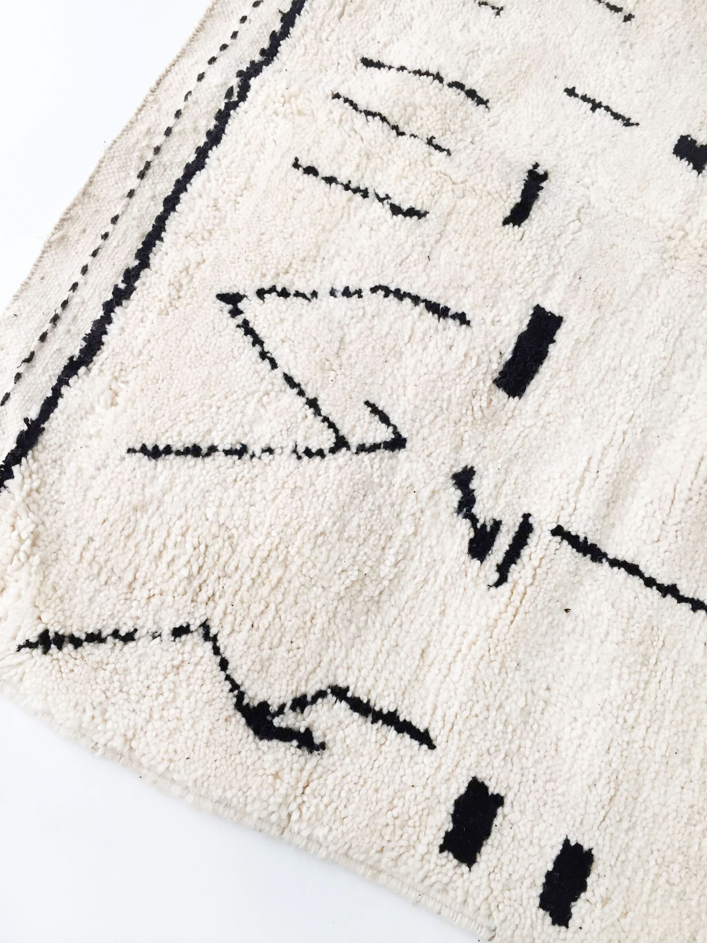 Tapis berbère Beni Ouarain écru à motifs noirs 250x147cm
