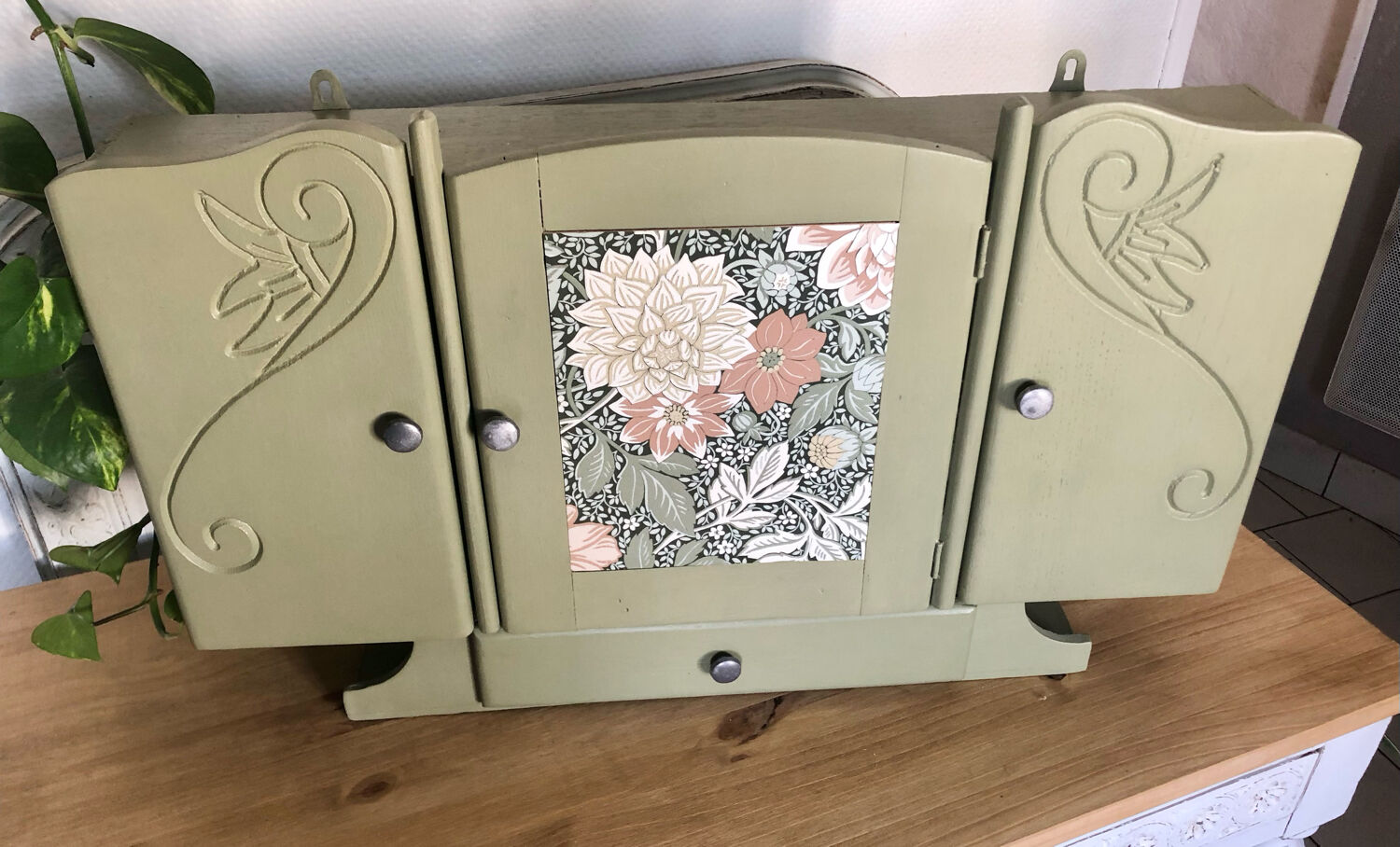 Medicine cabinet / jewelry box
