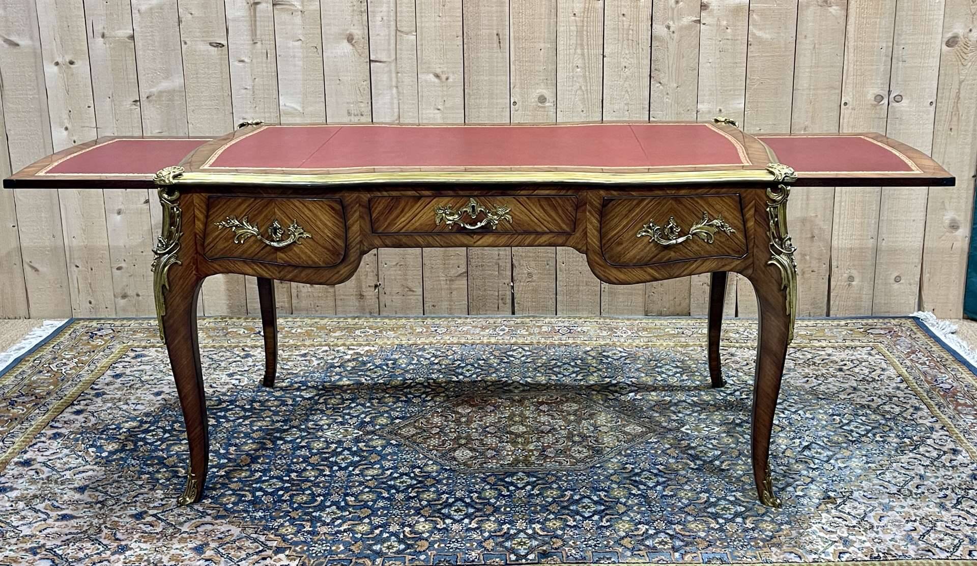 Bureau plat de style régence en placage de bois de rose, travail des années 1950