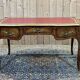 Bureau plat de style régence en placage de bois de rose, travail des années 1950