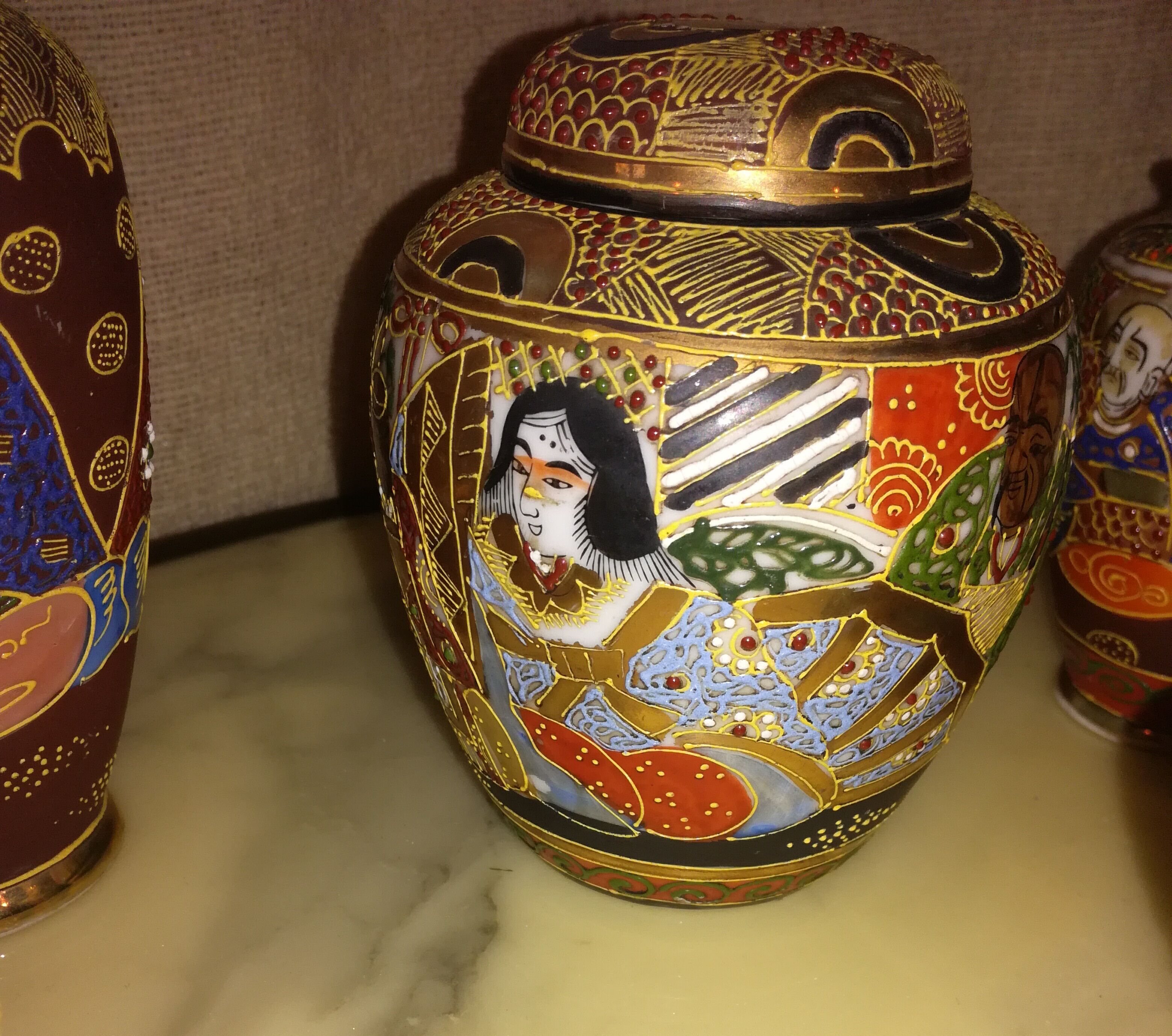 Lot de cinq miniatures en céramique japonaise