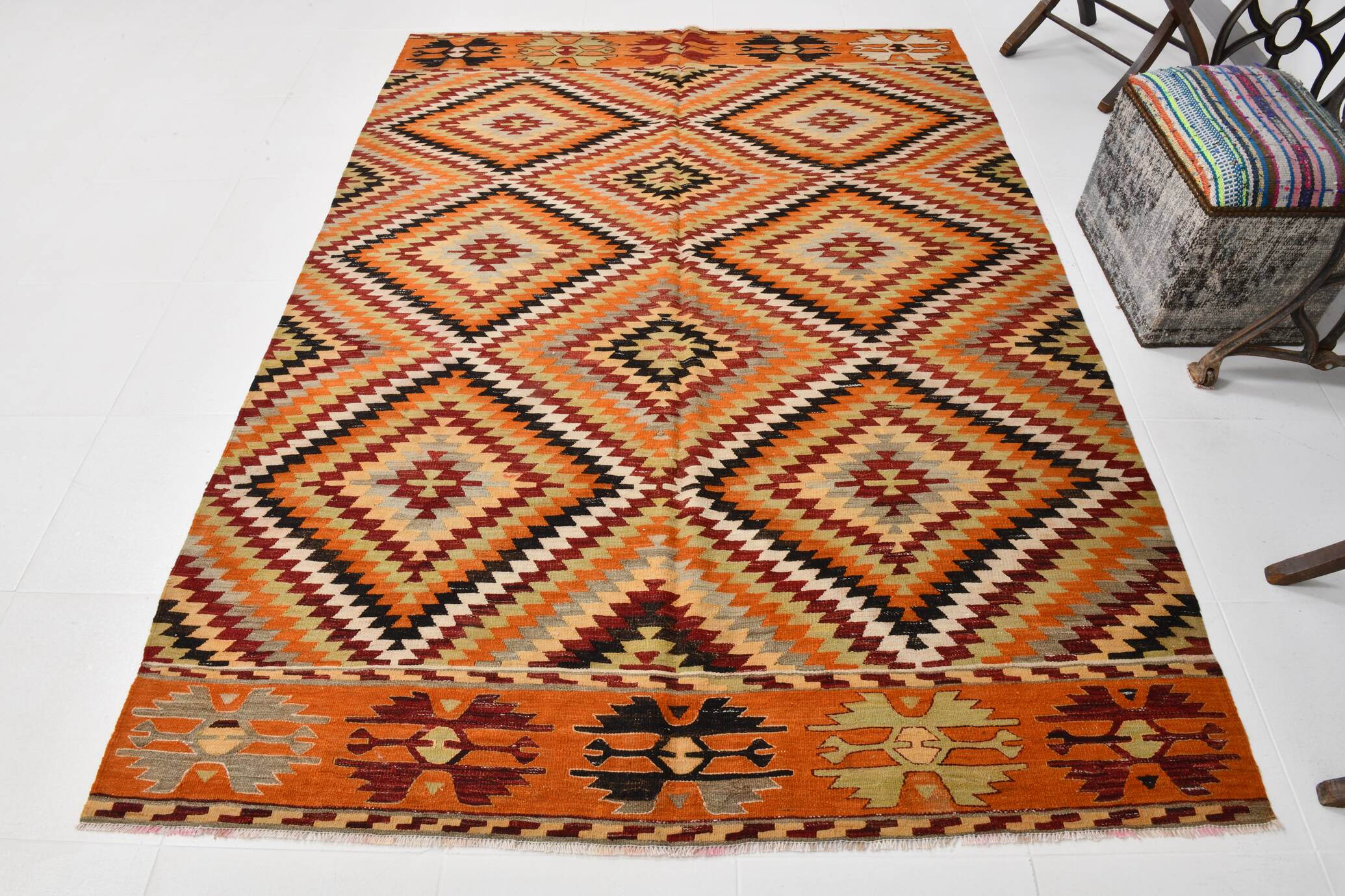 Tapis Kilim en laine fait main tribal noir orange 6x8