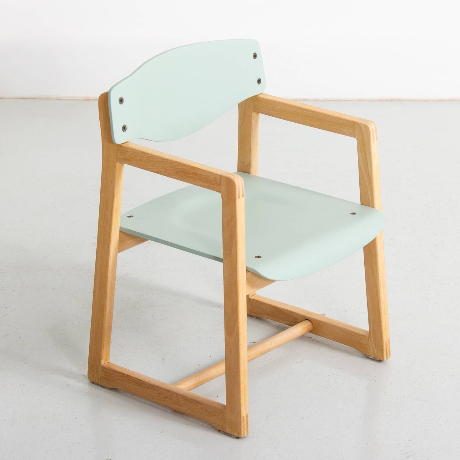 Chaise d'enfant entièrement relooké dans les teintes vert d'eau