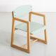 Chaise d'enfant entièrement relooké dans les teintes vert d'eau