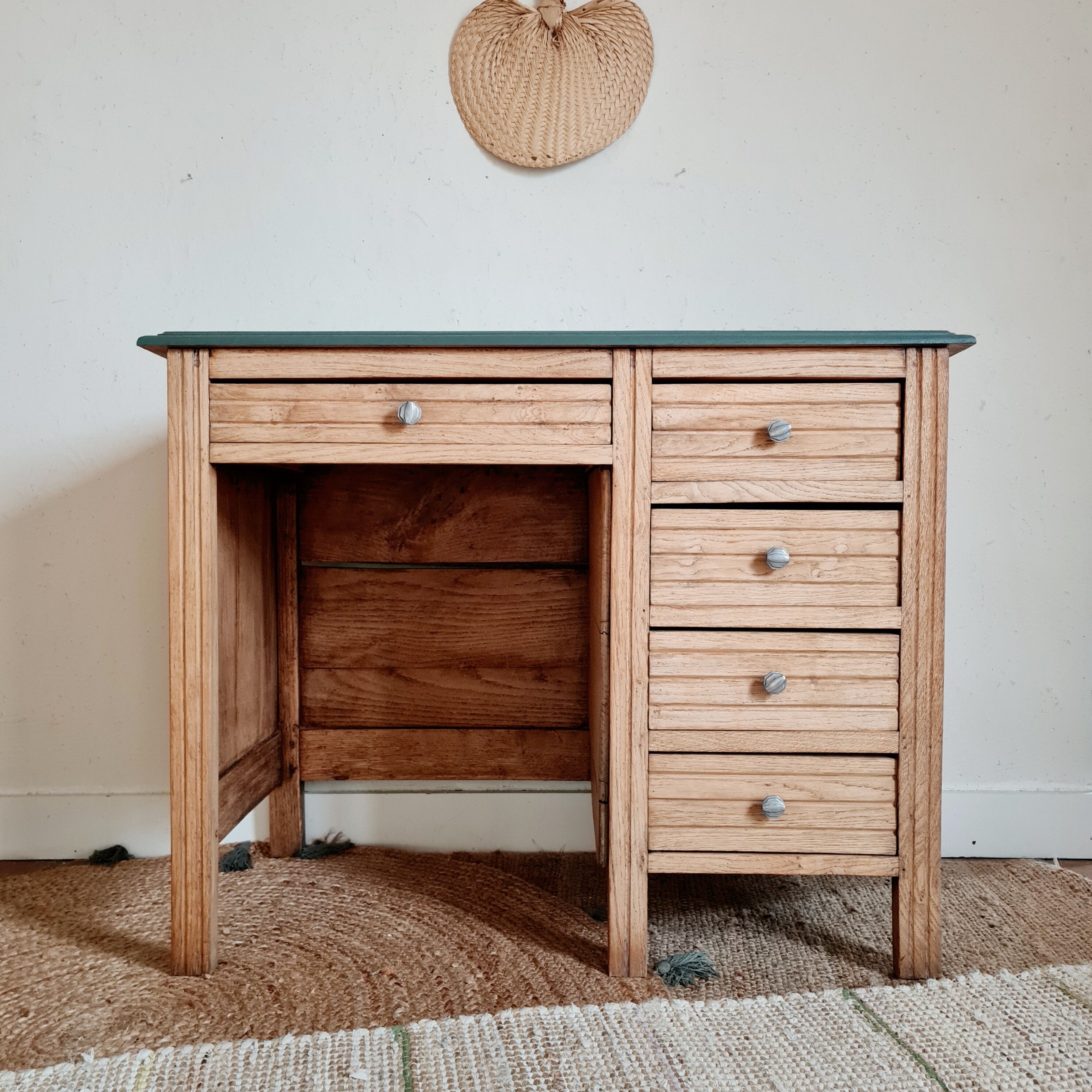 Bureau ancien en bois plateau vert et tiroirs