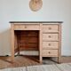 Bureau ancien en bois plateau vert et tiroirs