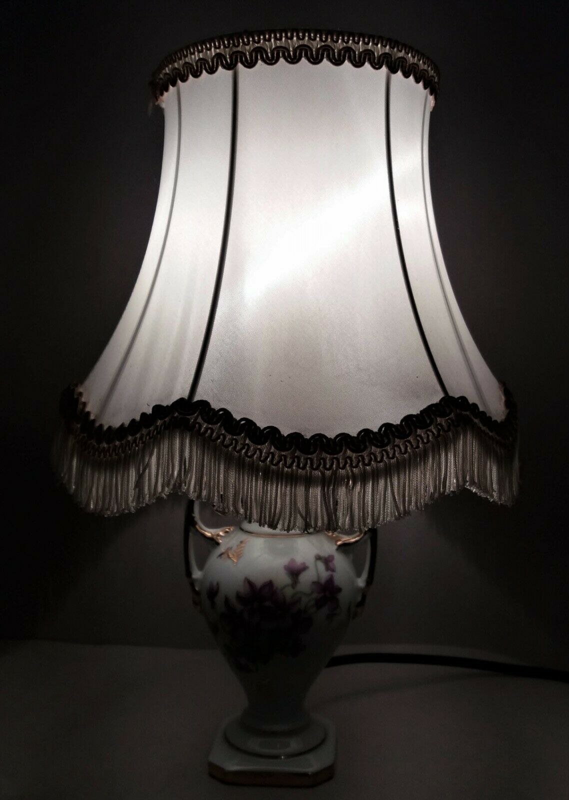 Small porcelain bedside lamp décor violets perfect working condition