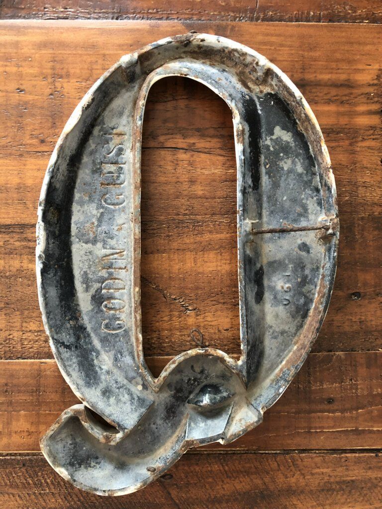 Letter Q - Enamelcast cast iron sign / Godin