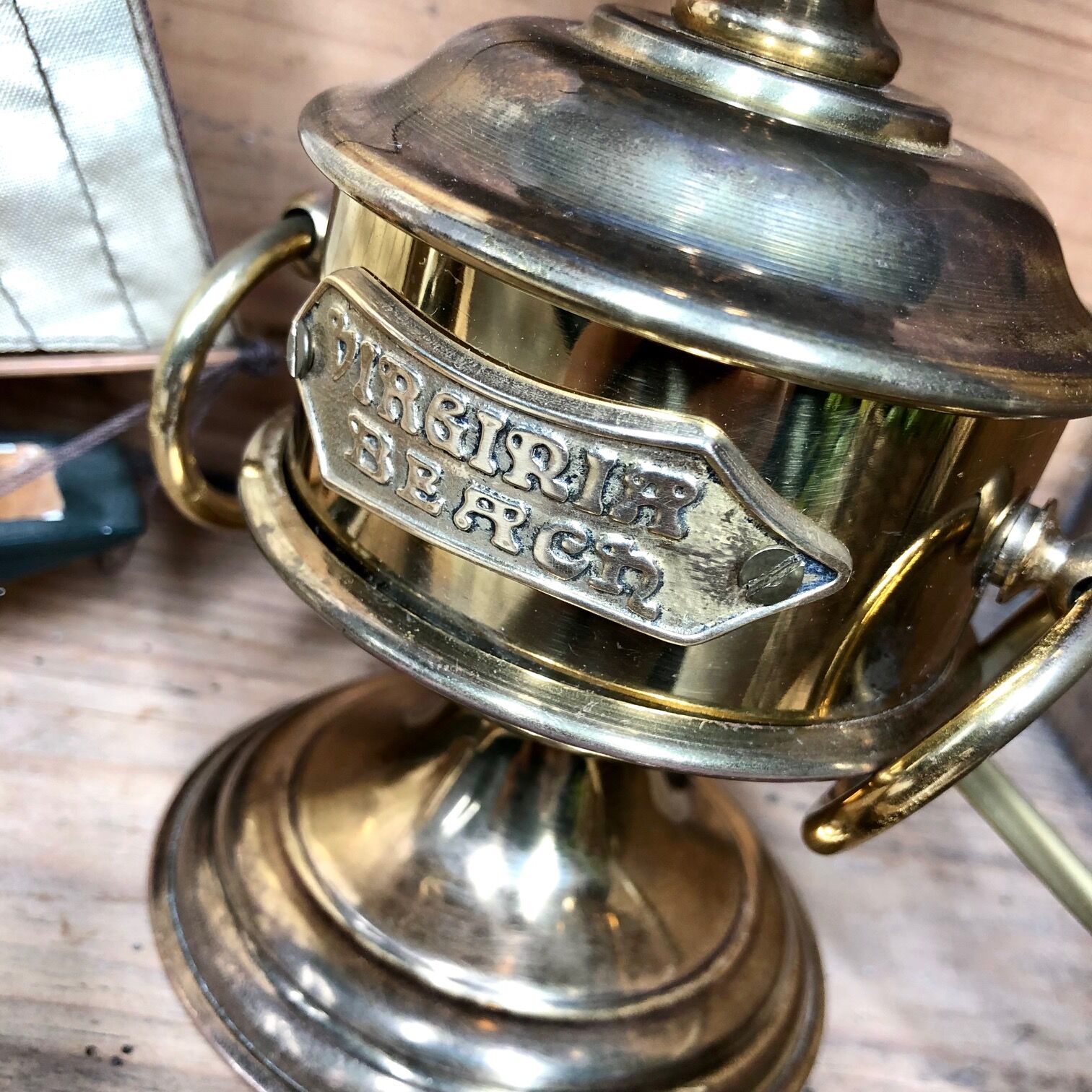 Lampe vintage “Virginia Beach” opaline & laiton