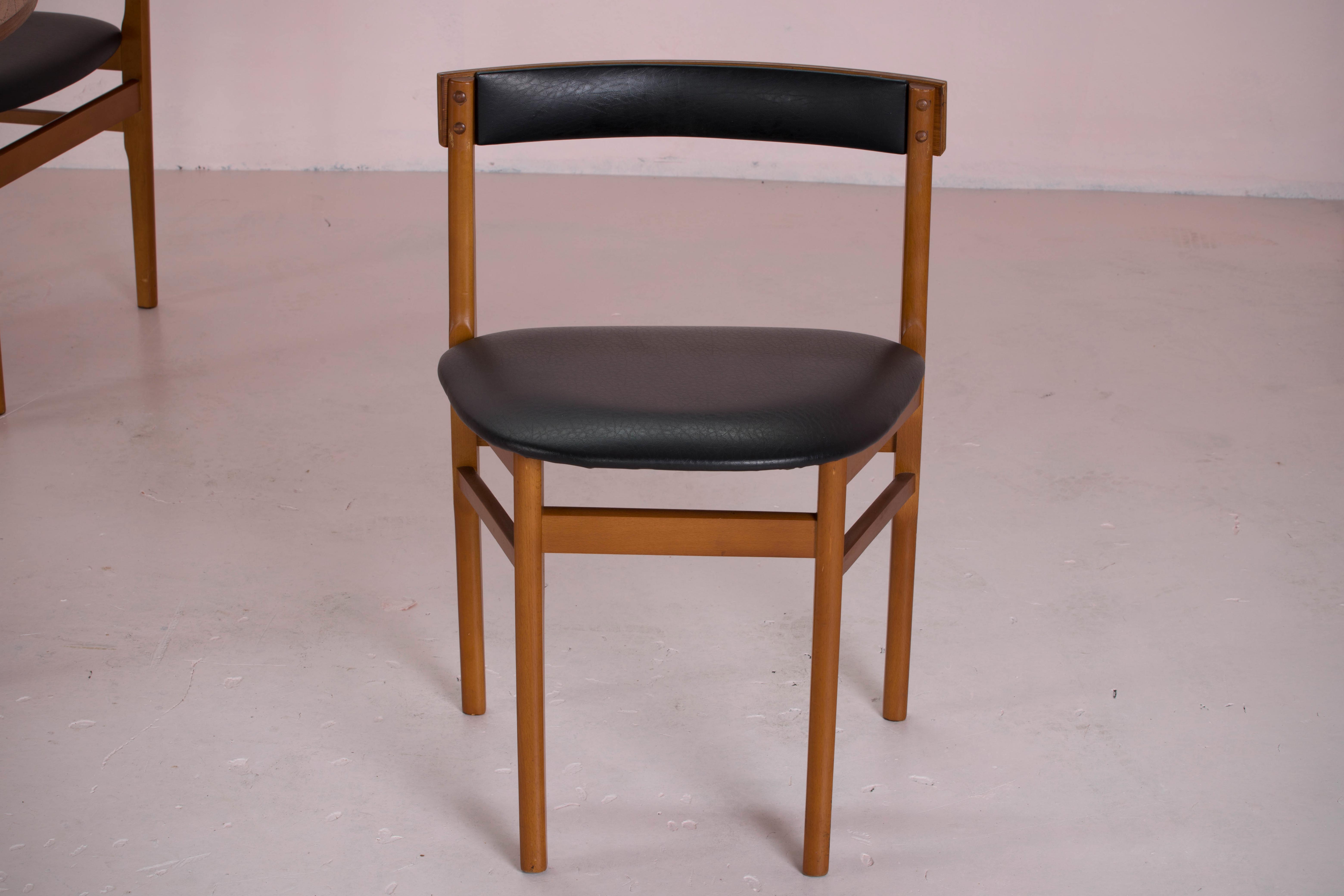 Table and 4 scandinavian encastrable chairs