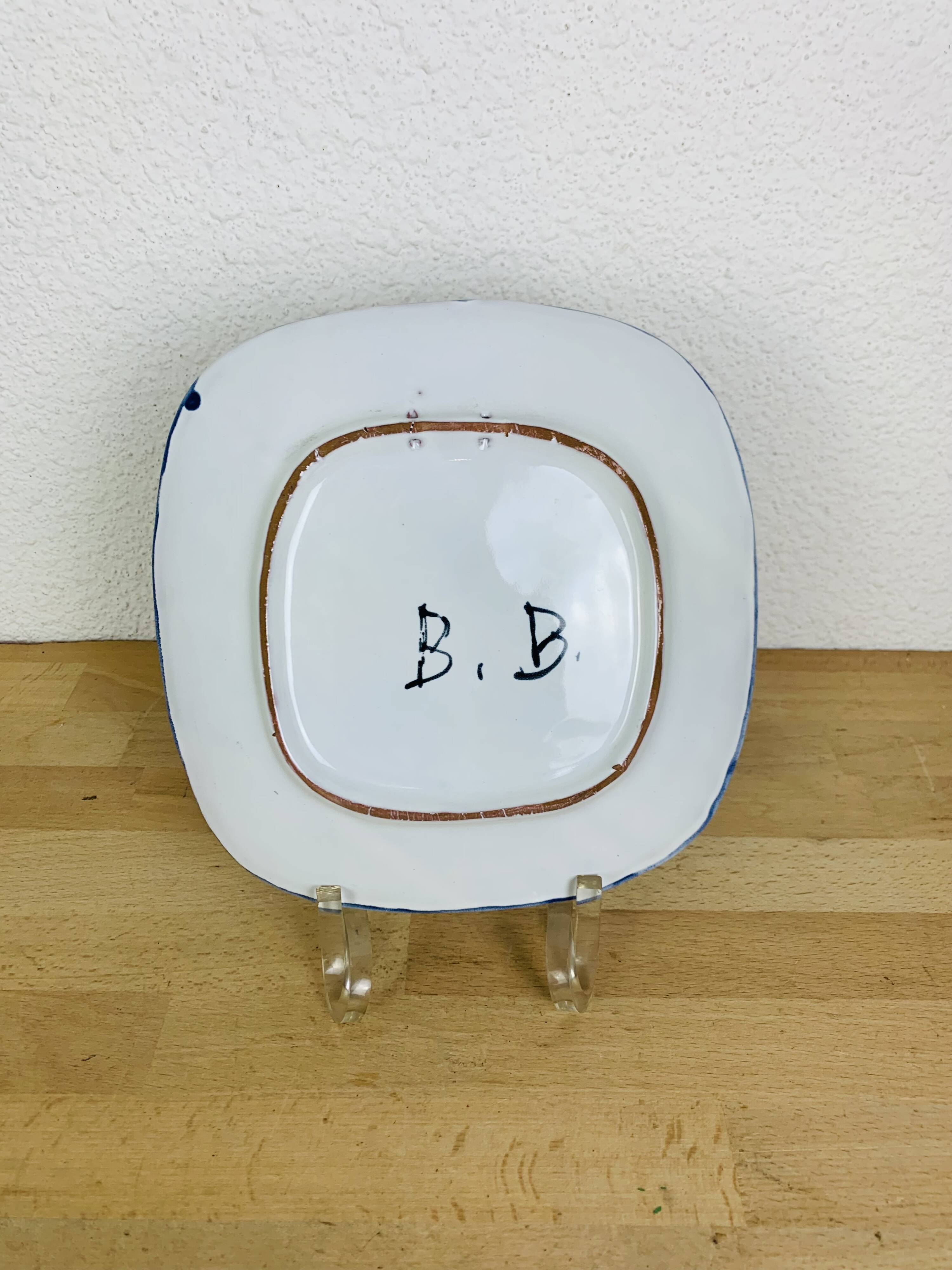Ceramic plate from the 1950s with abstract decoration signed BB.