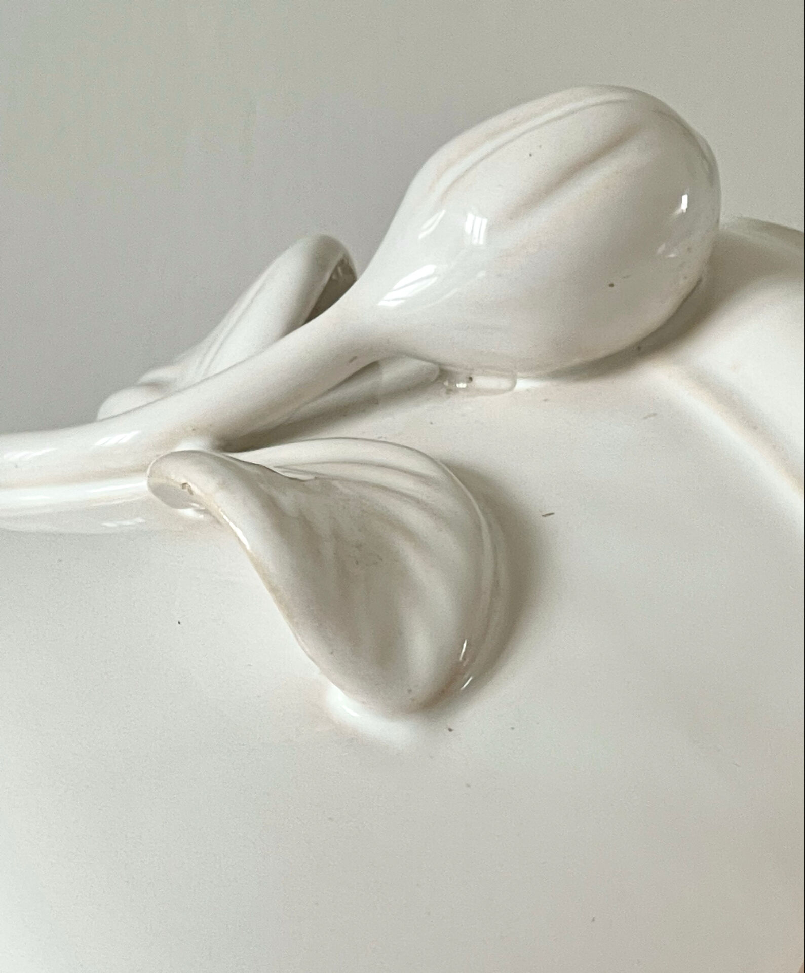 Cache pot en faïence blanche