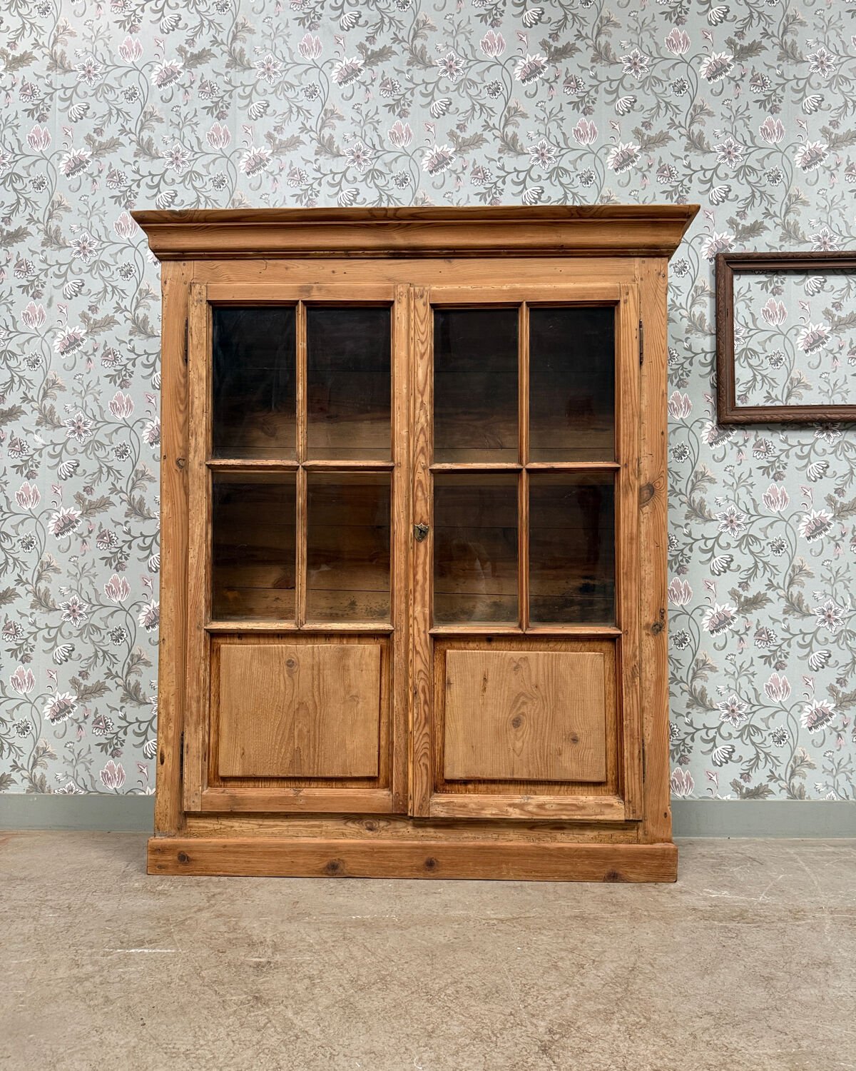 Chic display cabinet in pine (renovated)
