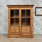 Chic display cabinet in pine (renovated)