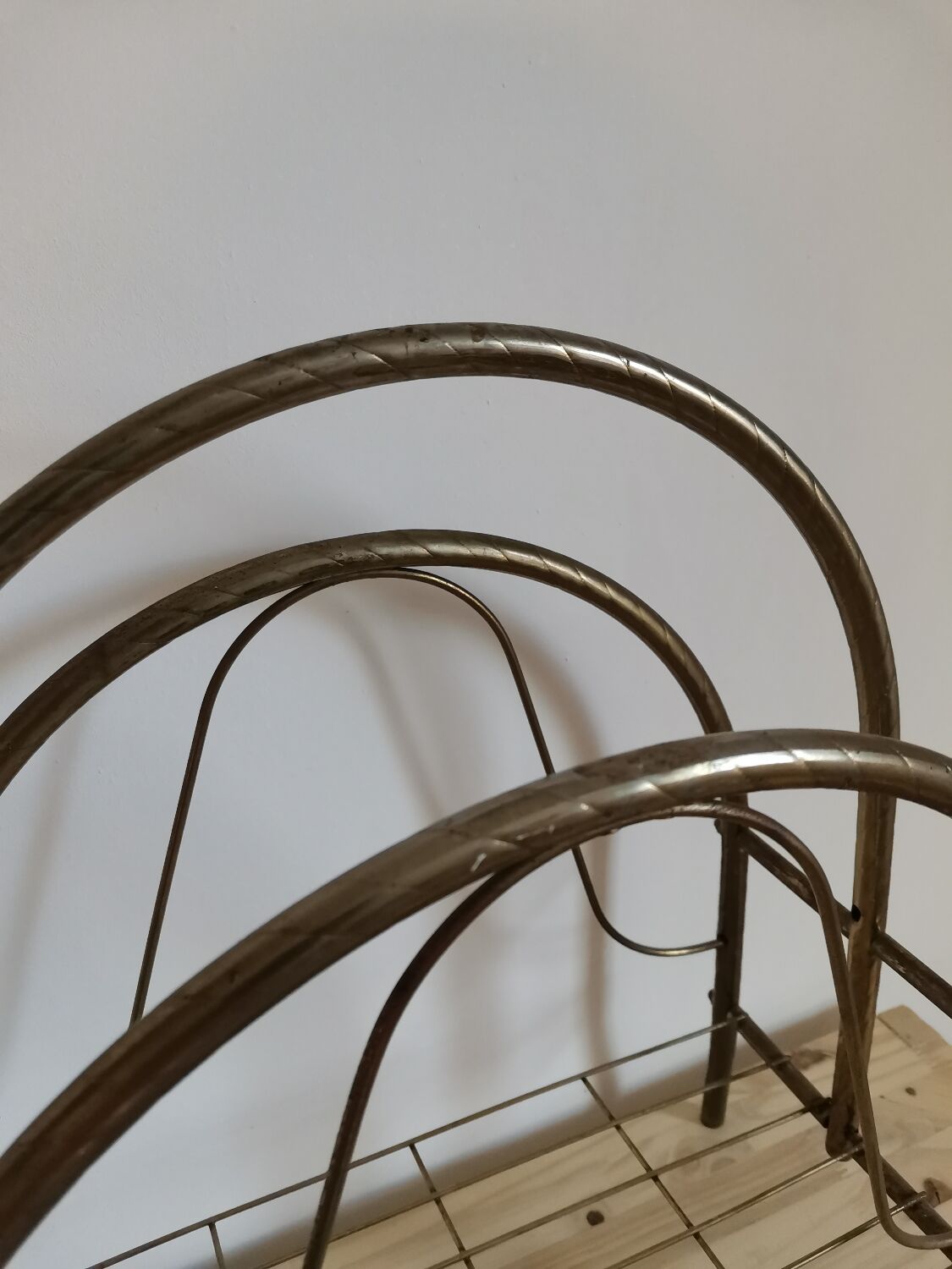 Magazine rack in vintage gold metal