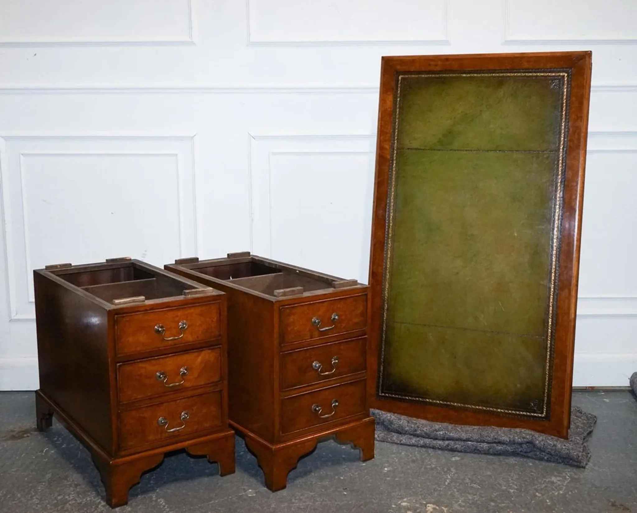 Victorian Pedestal Desk in Walnut and Hand-Dyed Leather