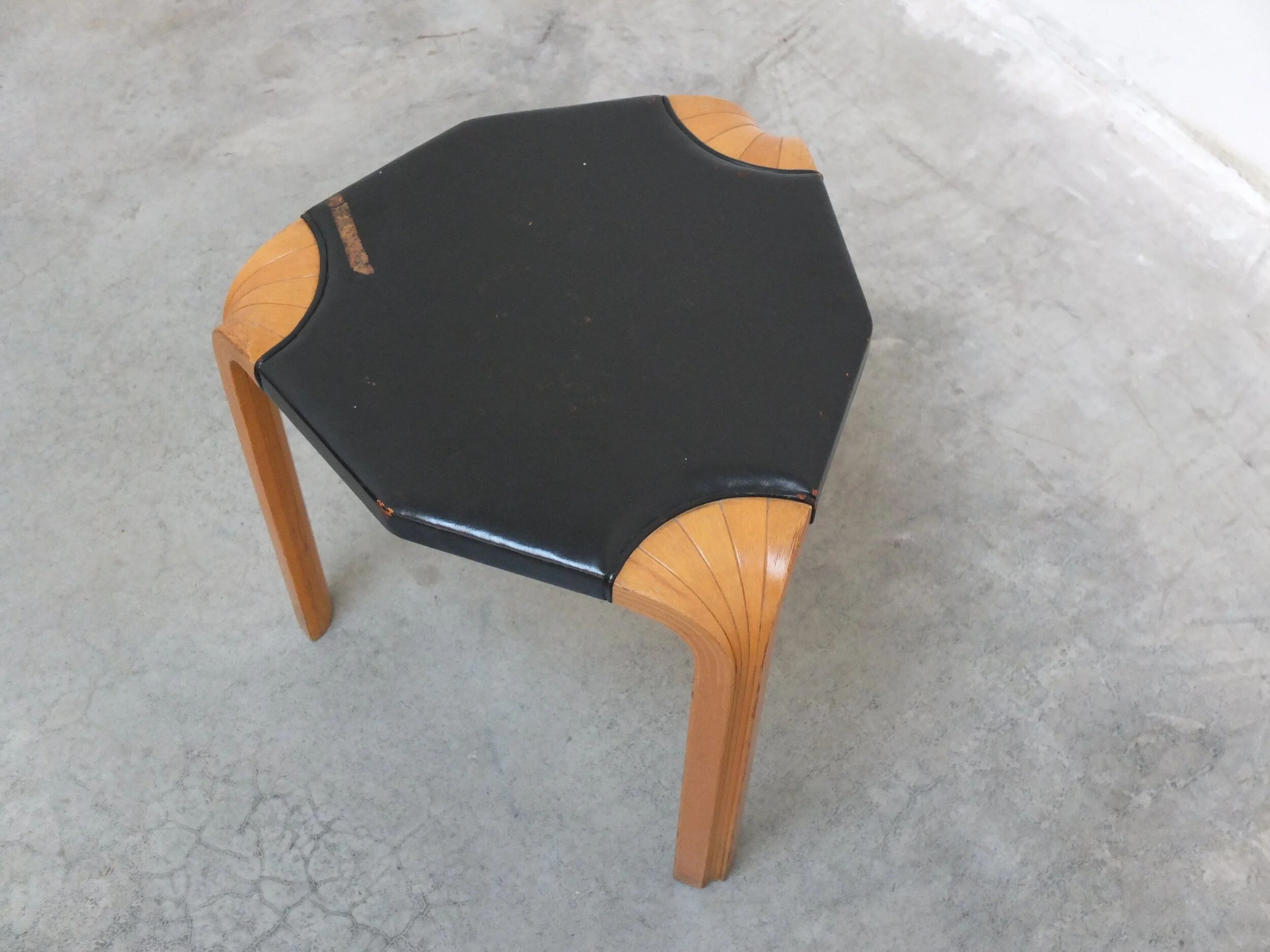 Important pair of 'X602' stools by Alvar Aalto for Artek, 1954