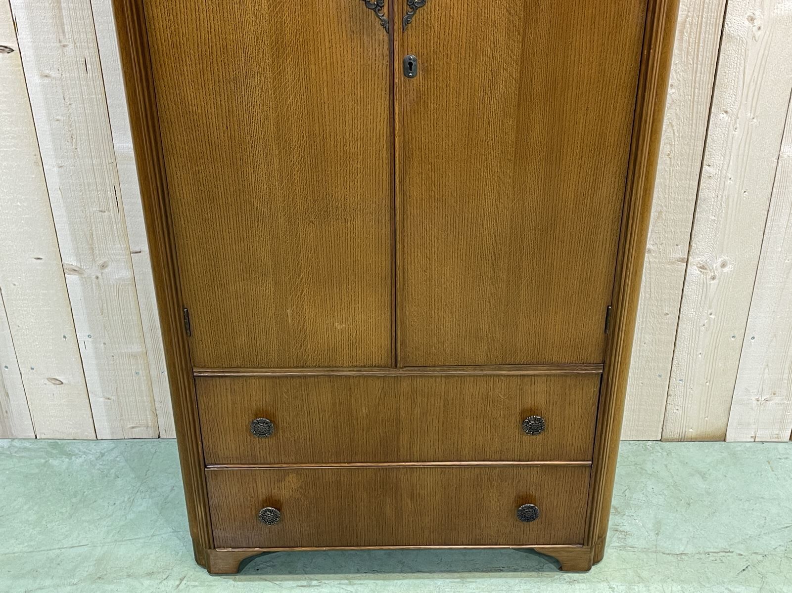 English penderie of the 1950s in oak