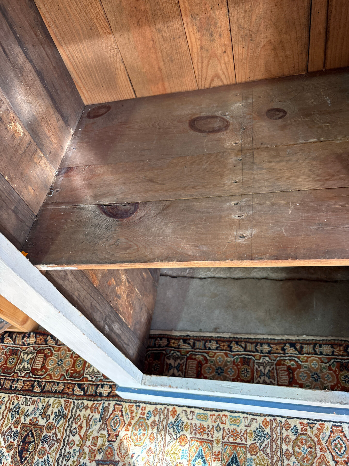 Antique bonnetière in cream and blue painted wood – in its original condition.