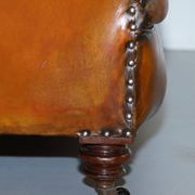 Victorian Chesterfield canapé from 1890 in restored leather, stamped Cornelius V. Smith.