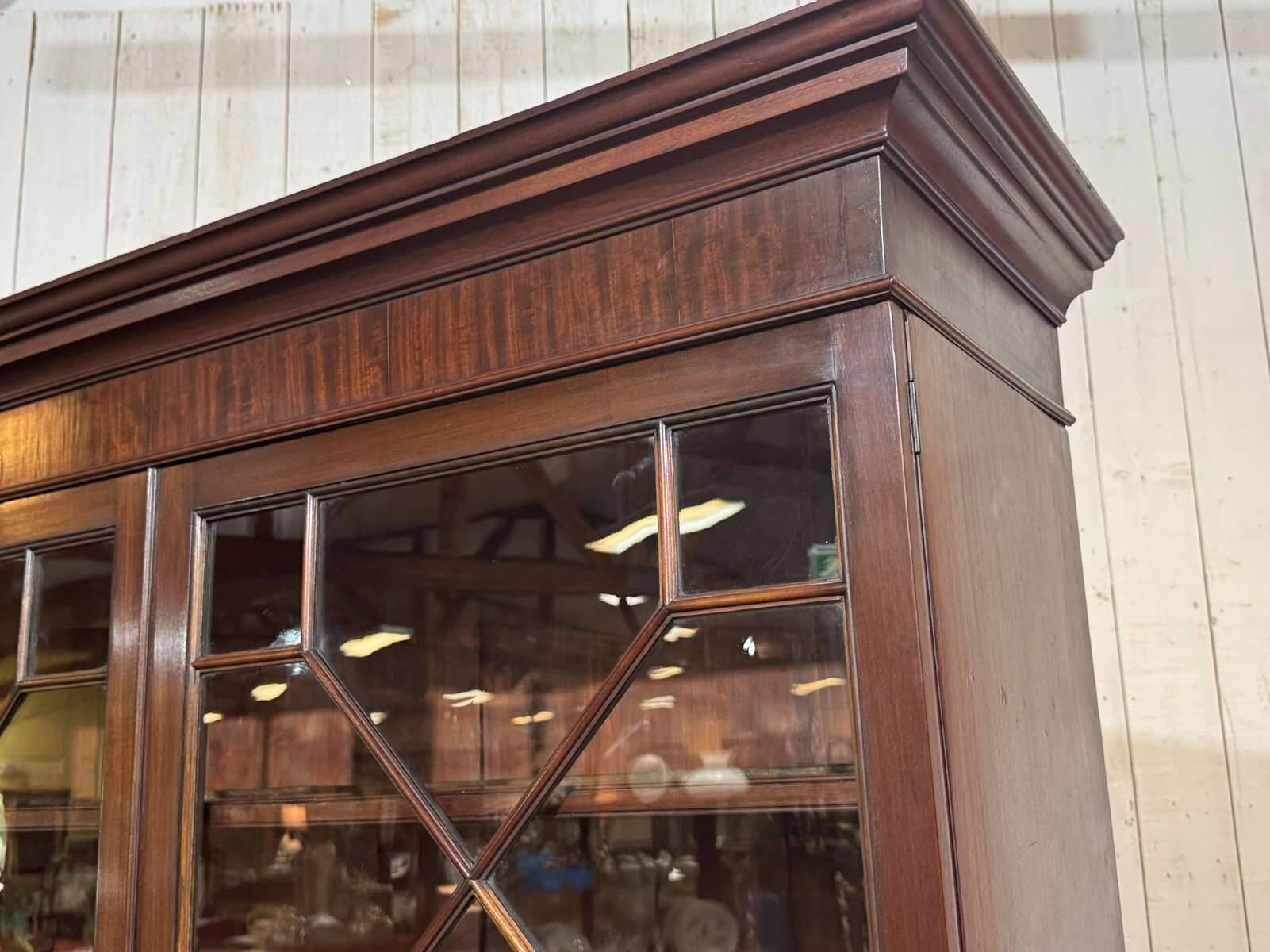 Victorian writing desk from the 19th century in mahogany.
