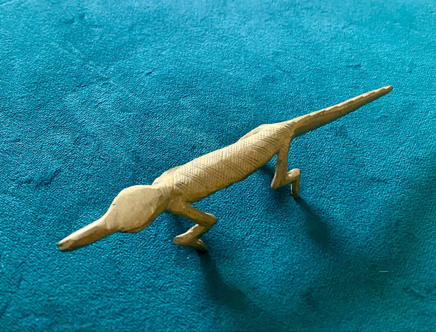 6 crocodile-shaped brass knife holders