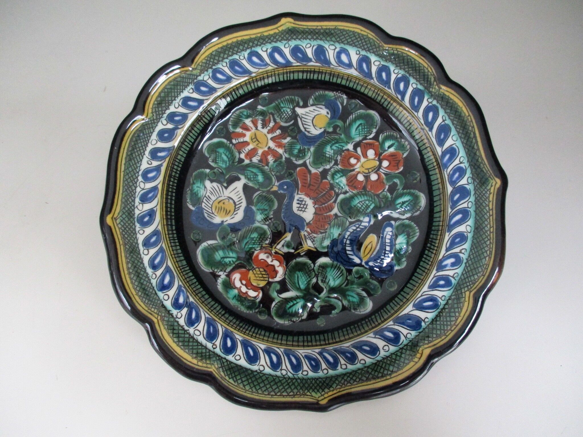 Ceramic plate hand decoration