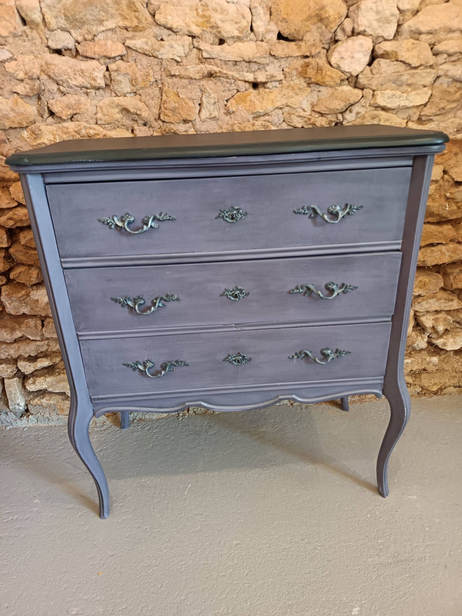 Classic commode with a violet patina.