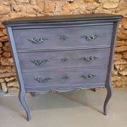 Classic commode with a violet patina.