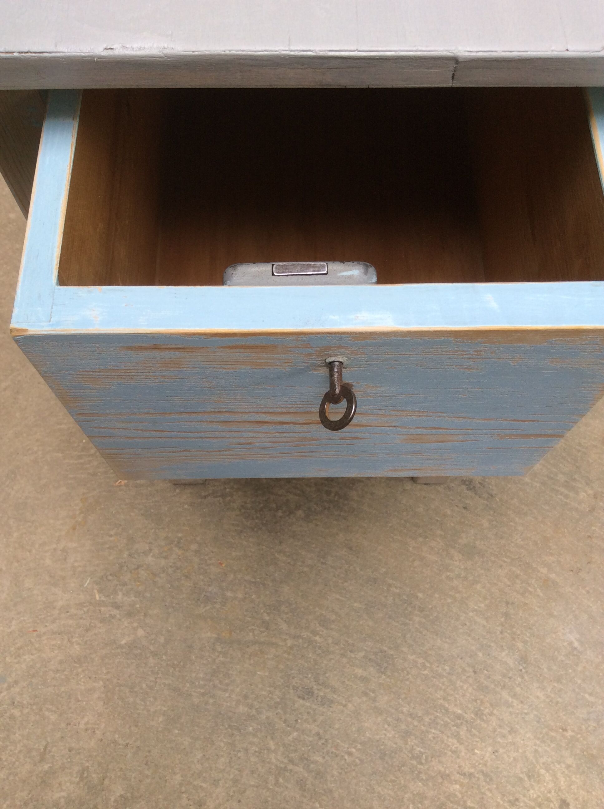 Small set-up with drawers