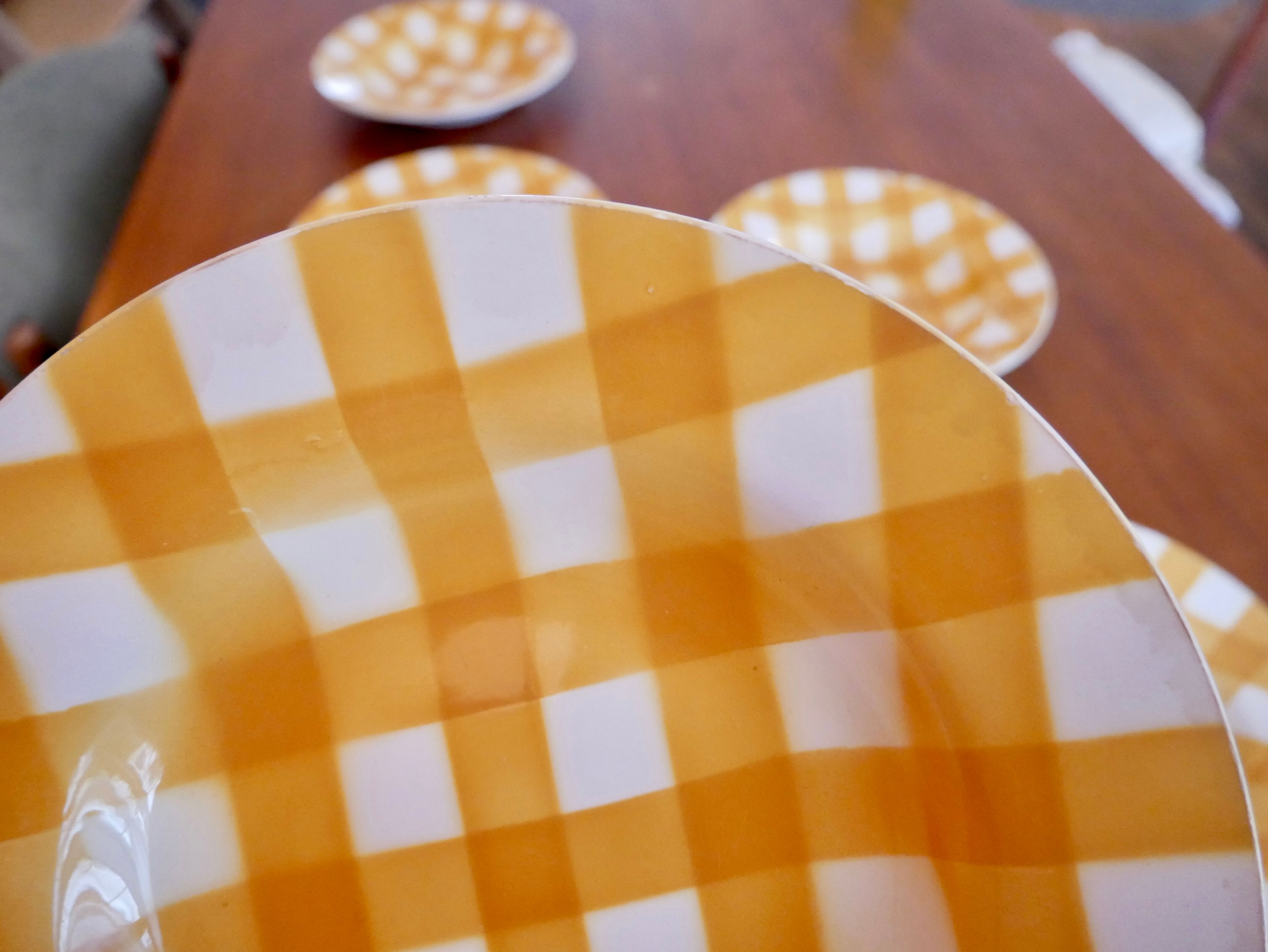 6 hollow plates with yellow and white checkered