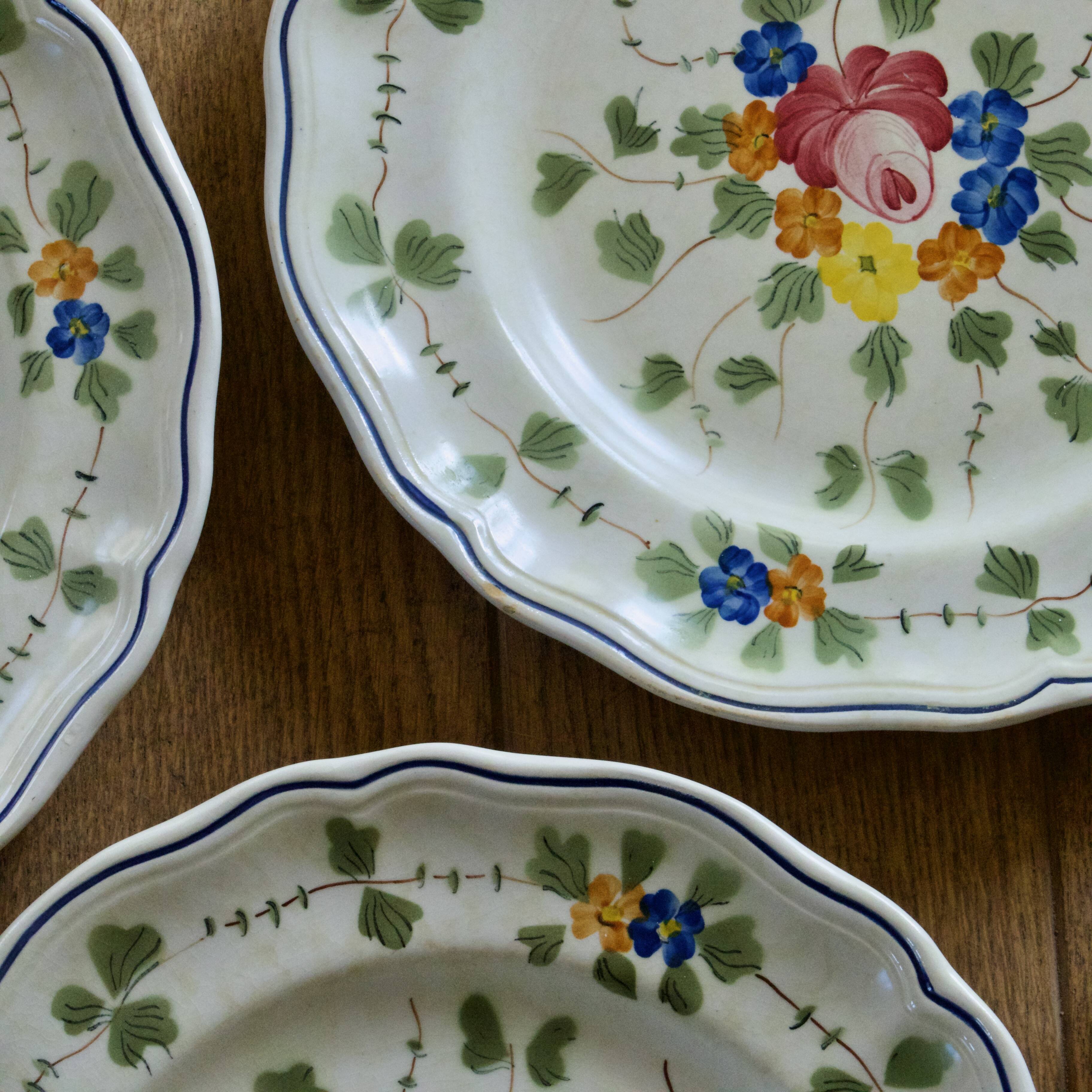10 flat plates from the Longchamp "Nemours" collection, hand-painted.