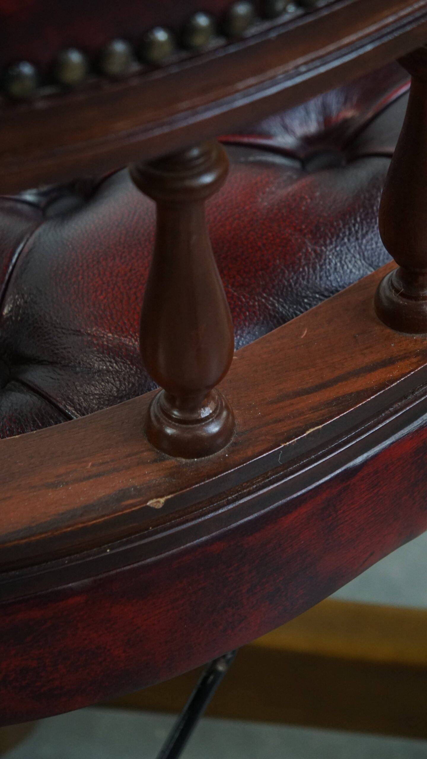 Fauteuil de bureau Chesterfield pivotant classique rouge en cuir de vachette sur roulettes