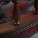 Fauteuil de bureau Chesterfield pivotant classique rouge en cuir de vachette sur roulettes