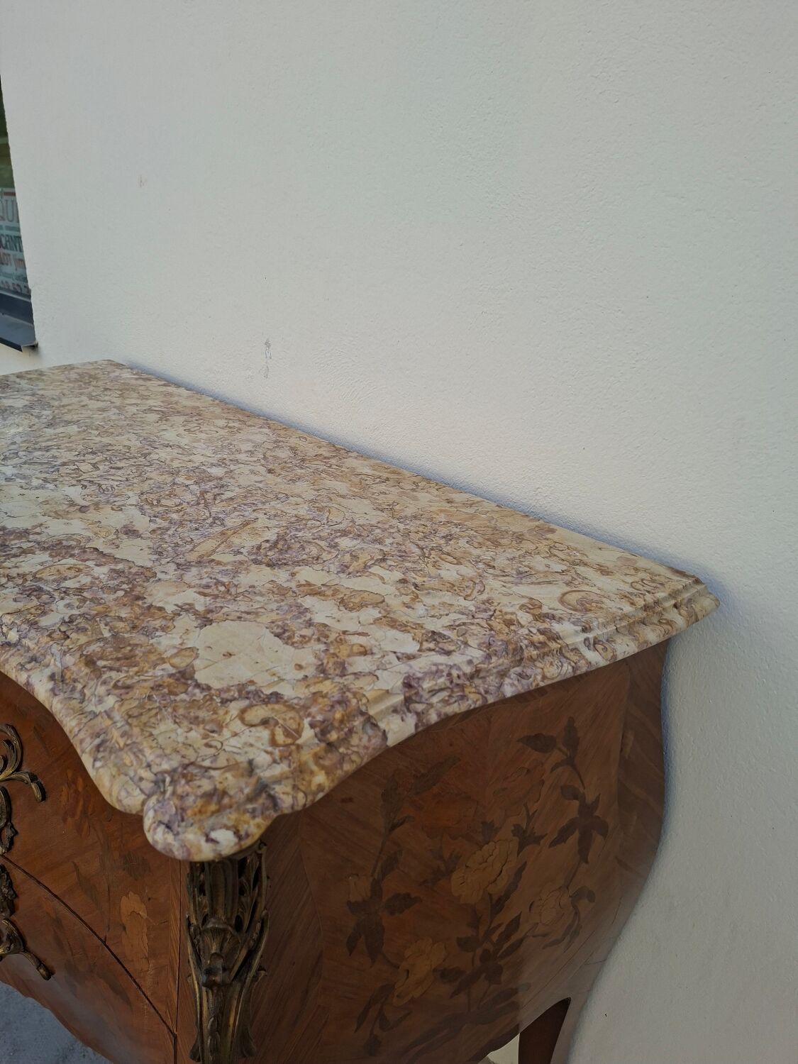 Commode style Louis XV en marqueterie et bois de rose