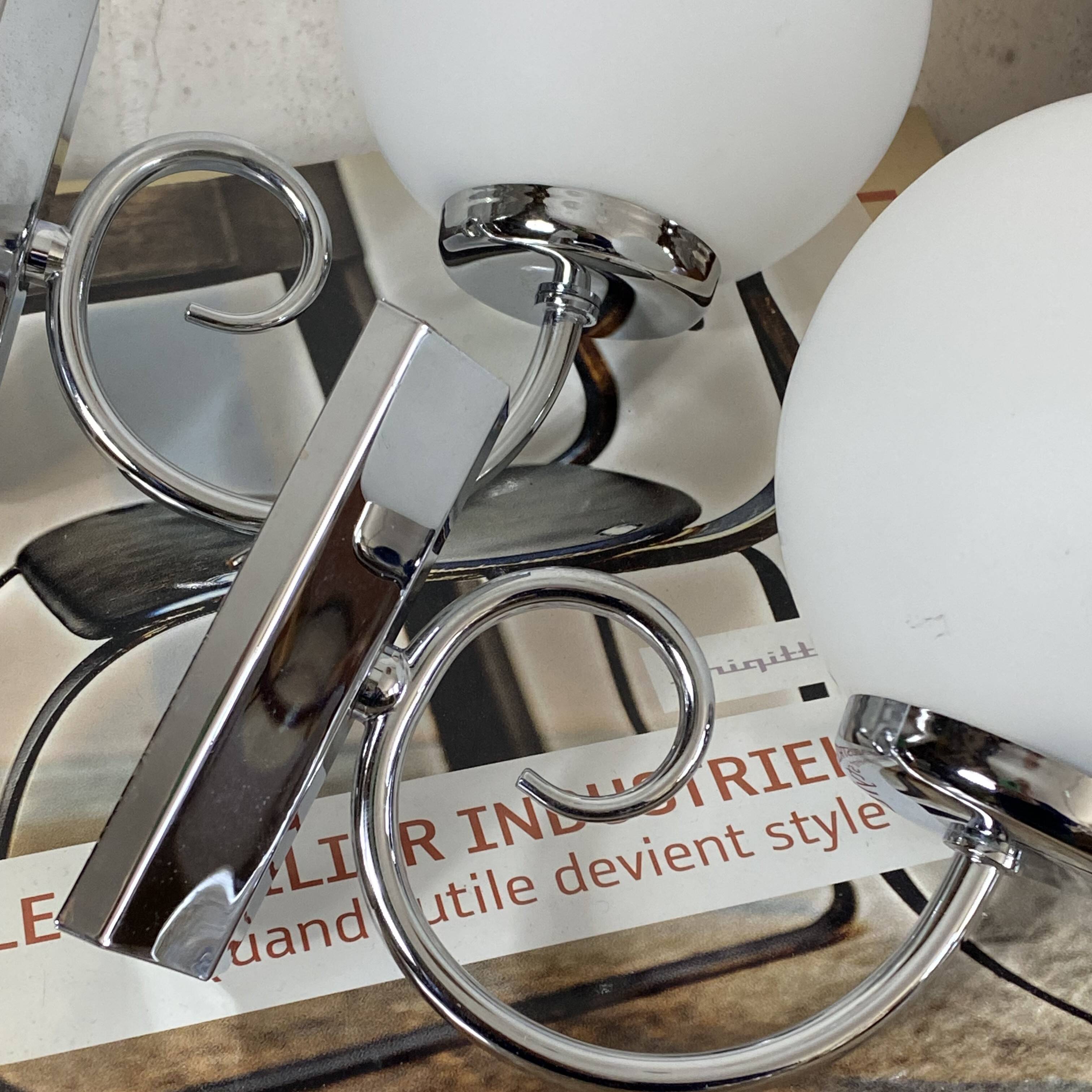Paire d'appliques murales en inox et globe en verre blanc