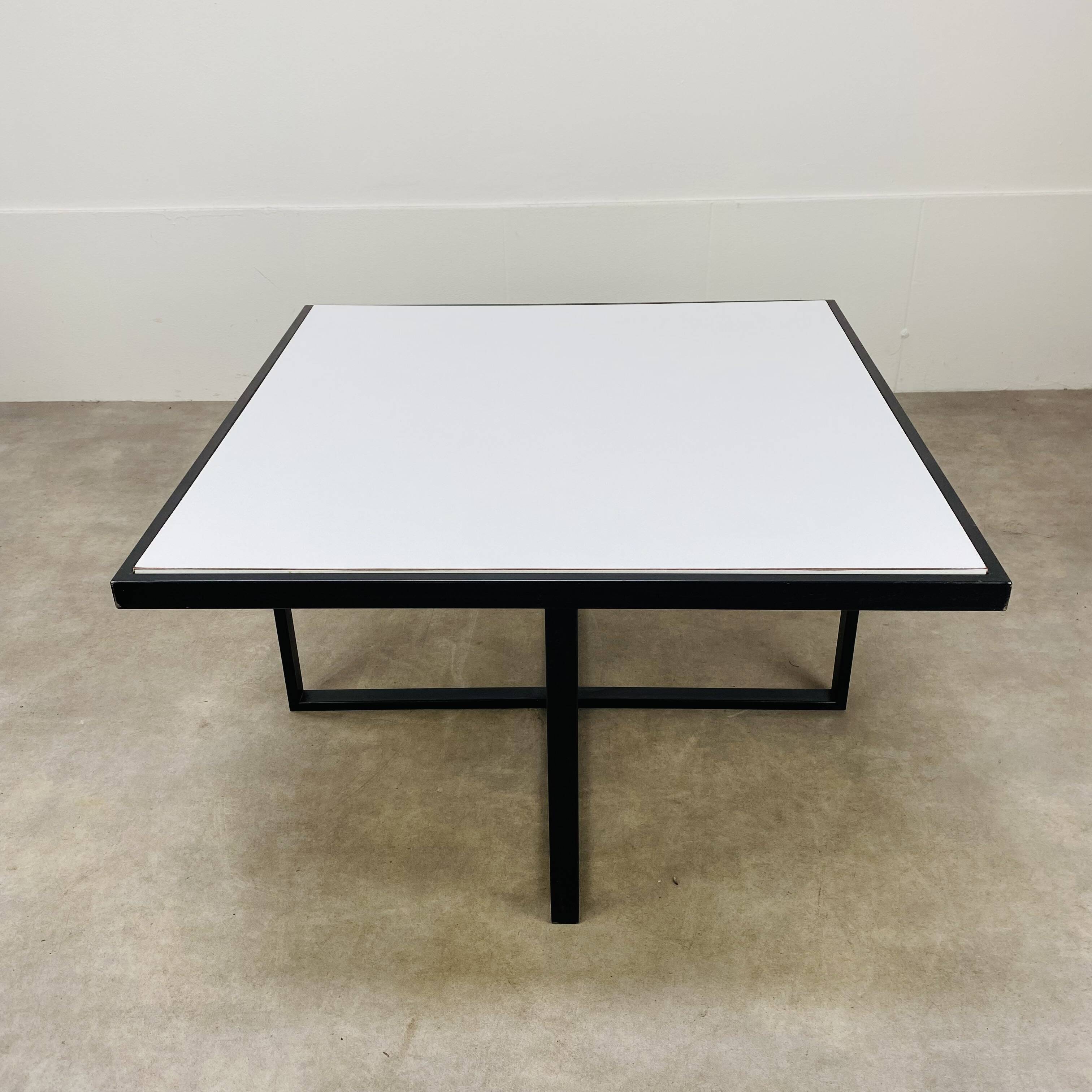 Table basse design vintage mélaminé et métal