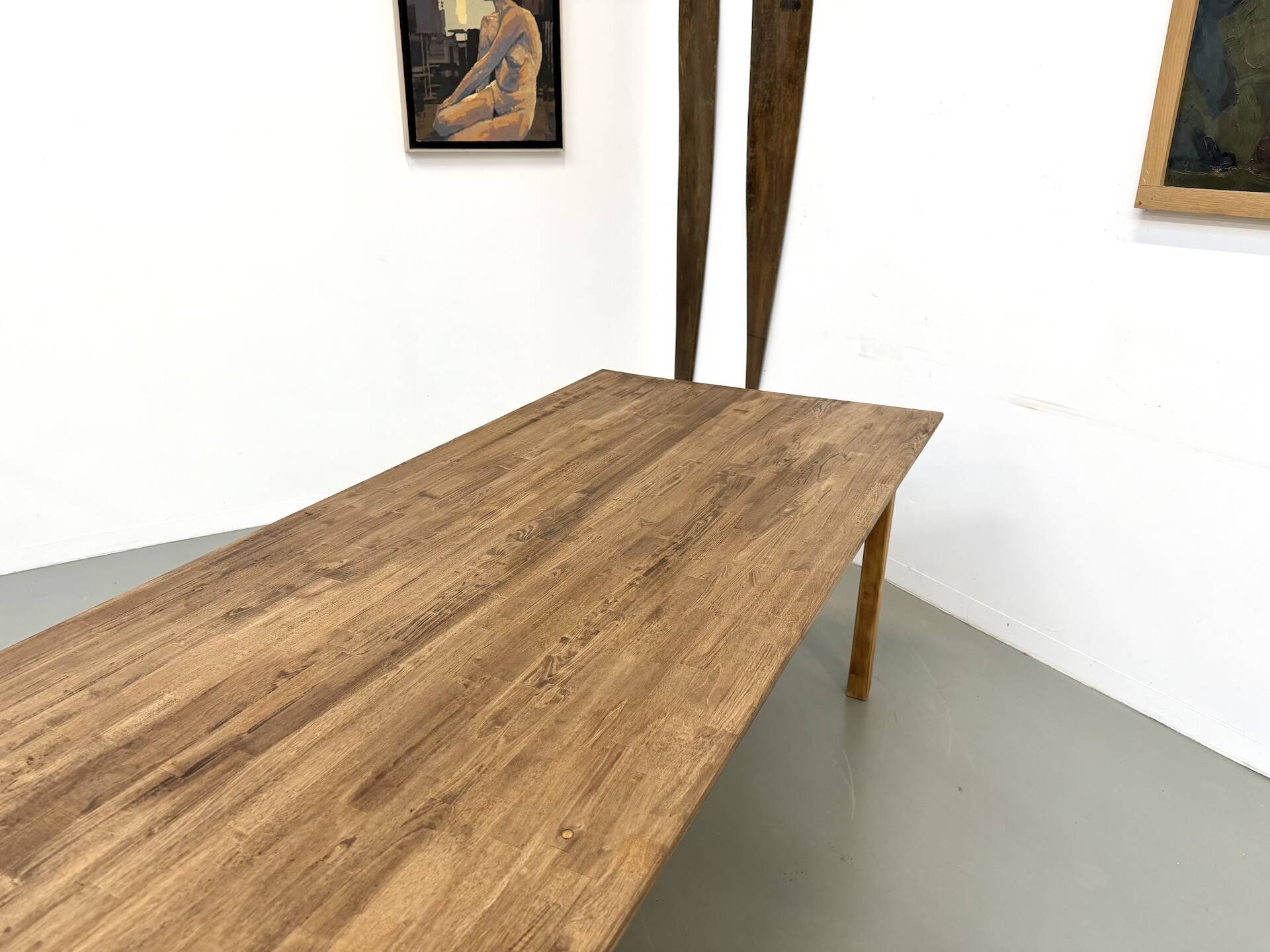 XXL table with 6 legs made of solid pine and rubberwood.