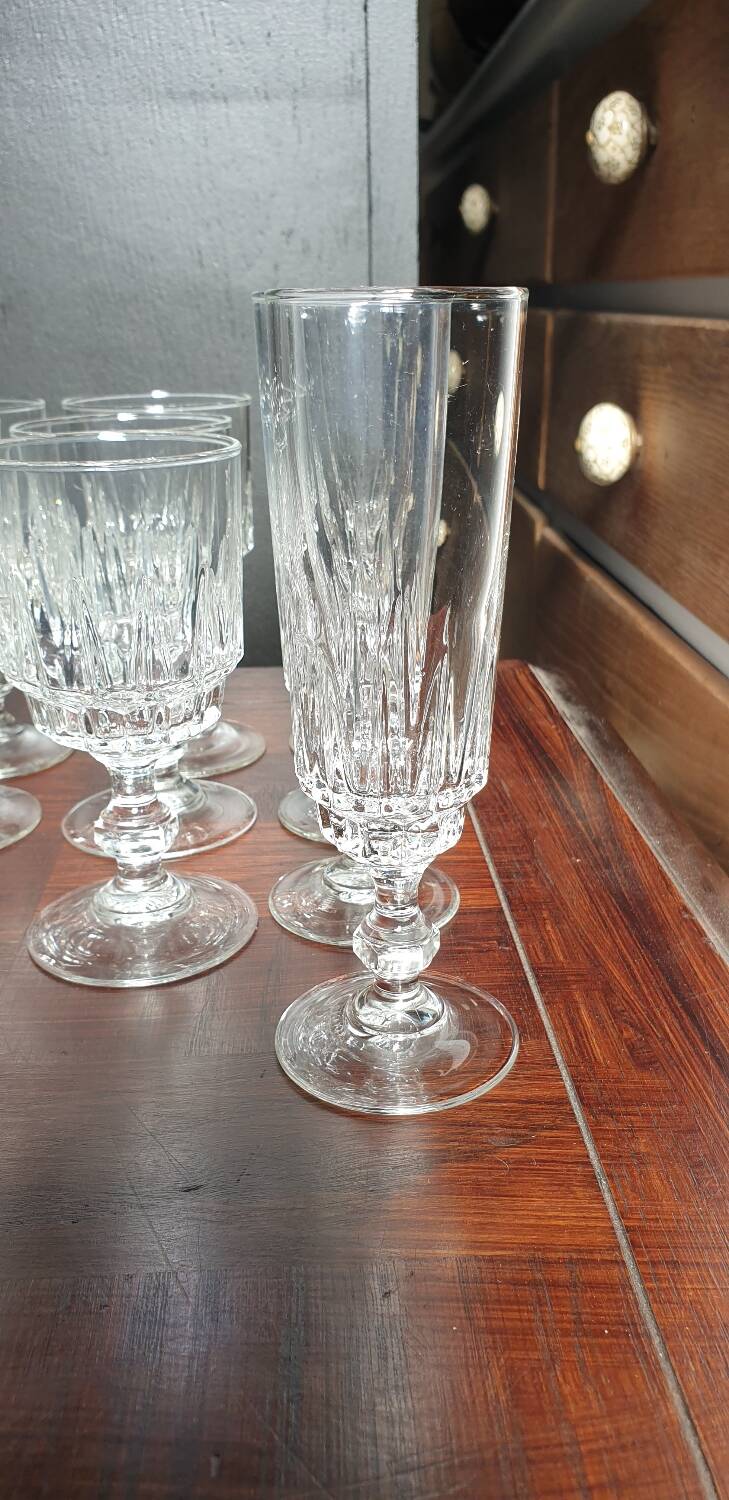 18 stemmed glasses