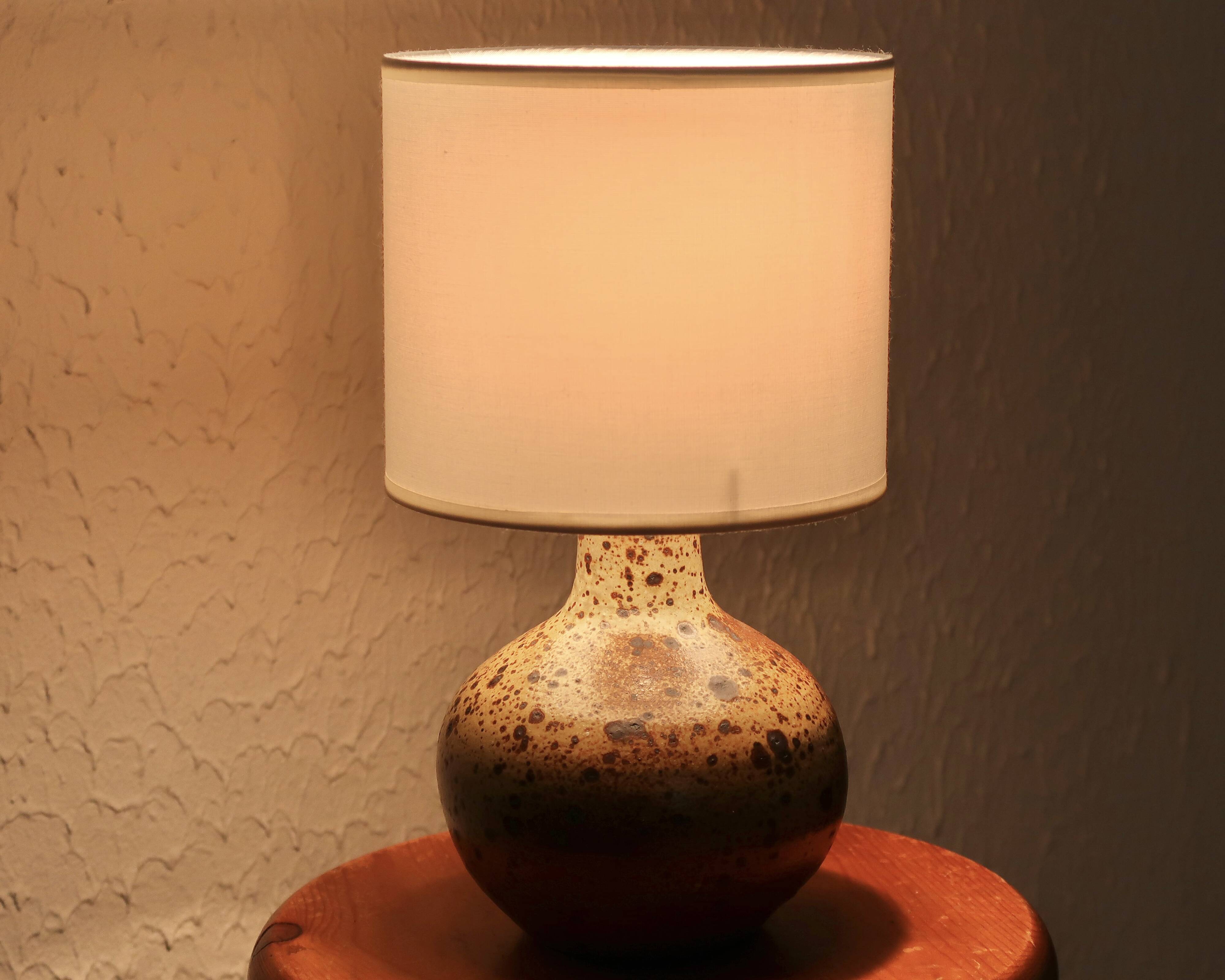 Lampe en grès, abat jour blanc, années 70