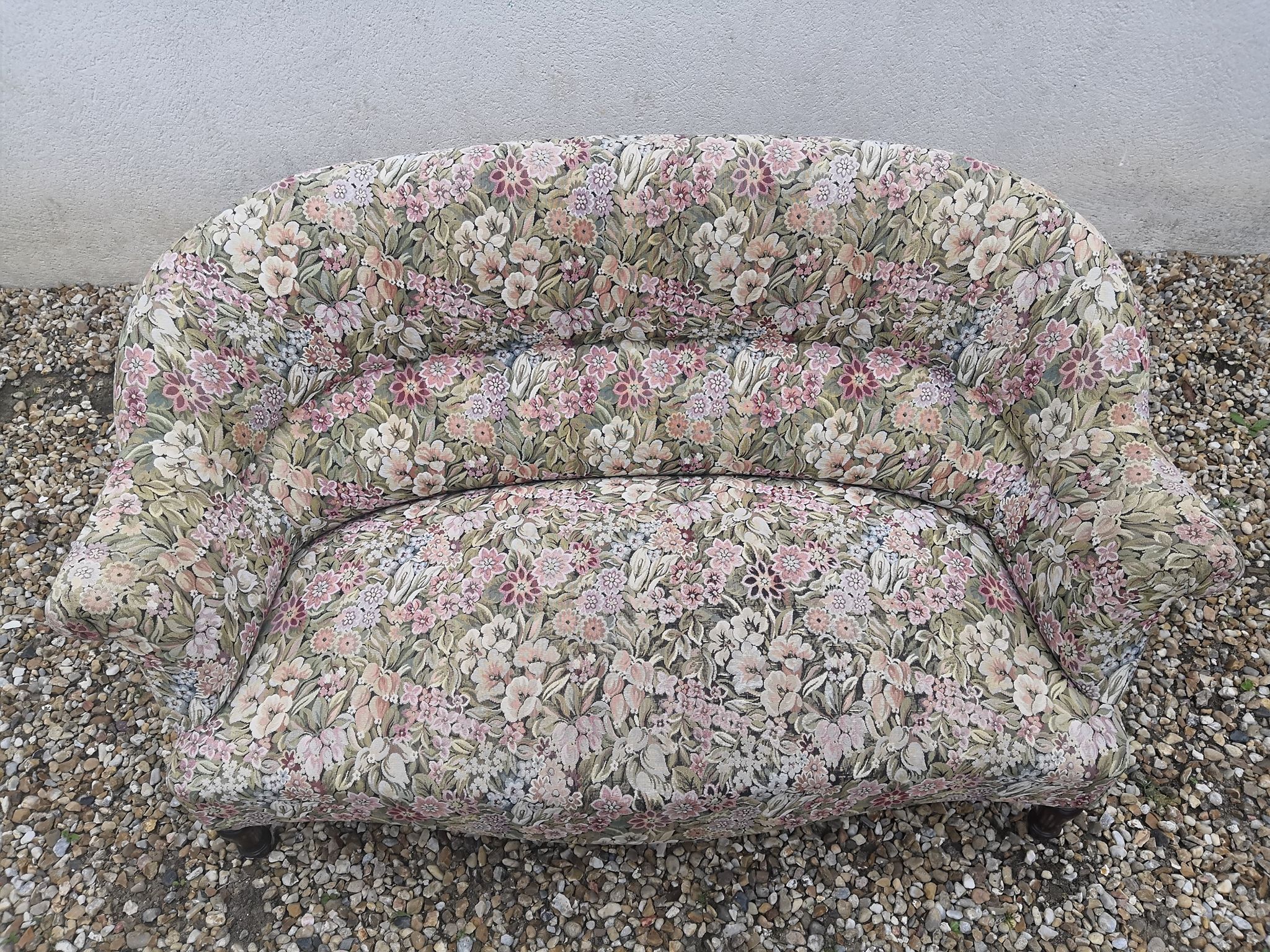 Vintage toad bench sofa with flowers