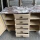 Commode en bois brut dessus marbre