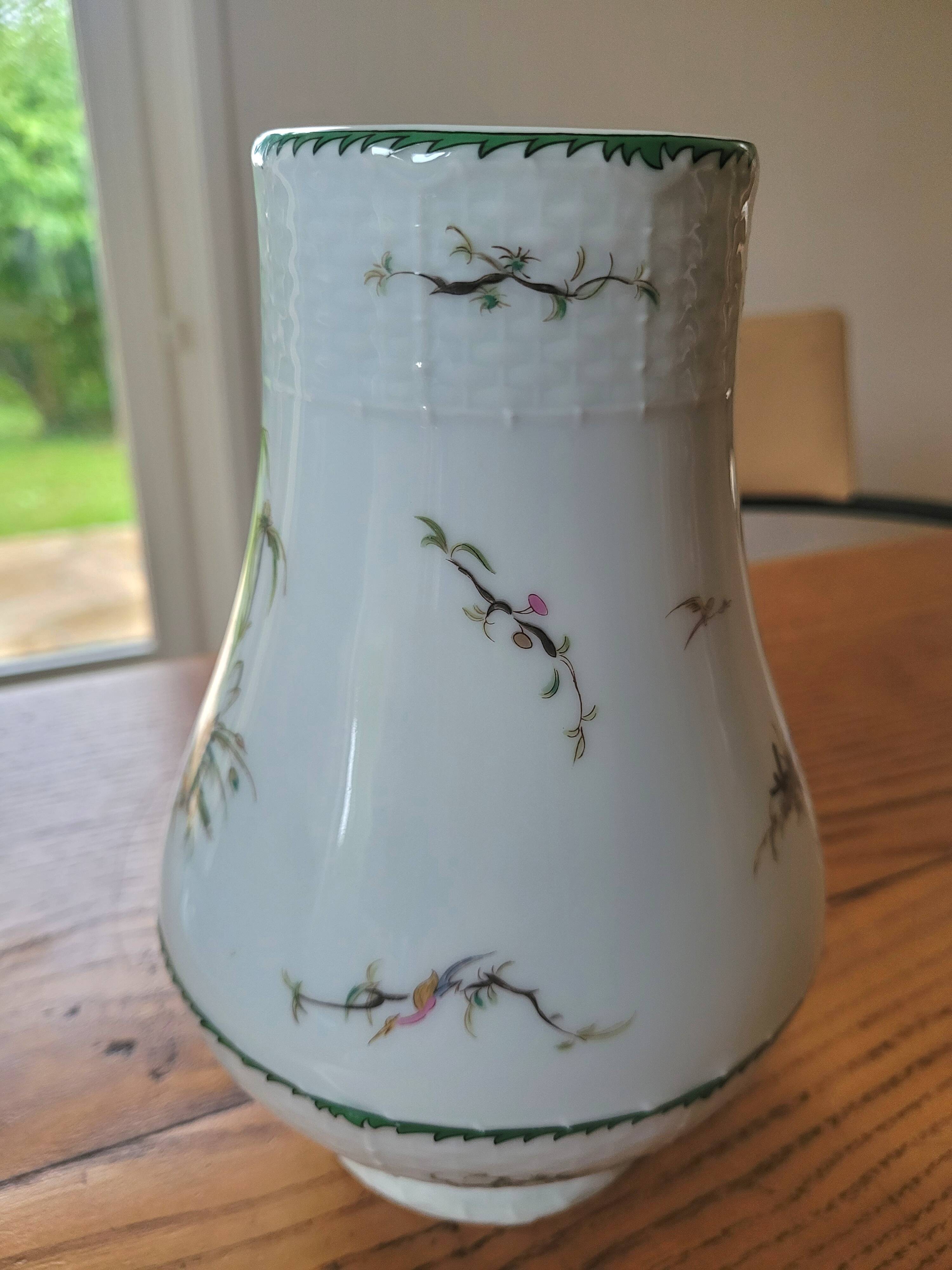Vase en porcelaine décor polychrome "aux vieux chinois"